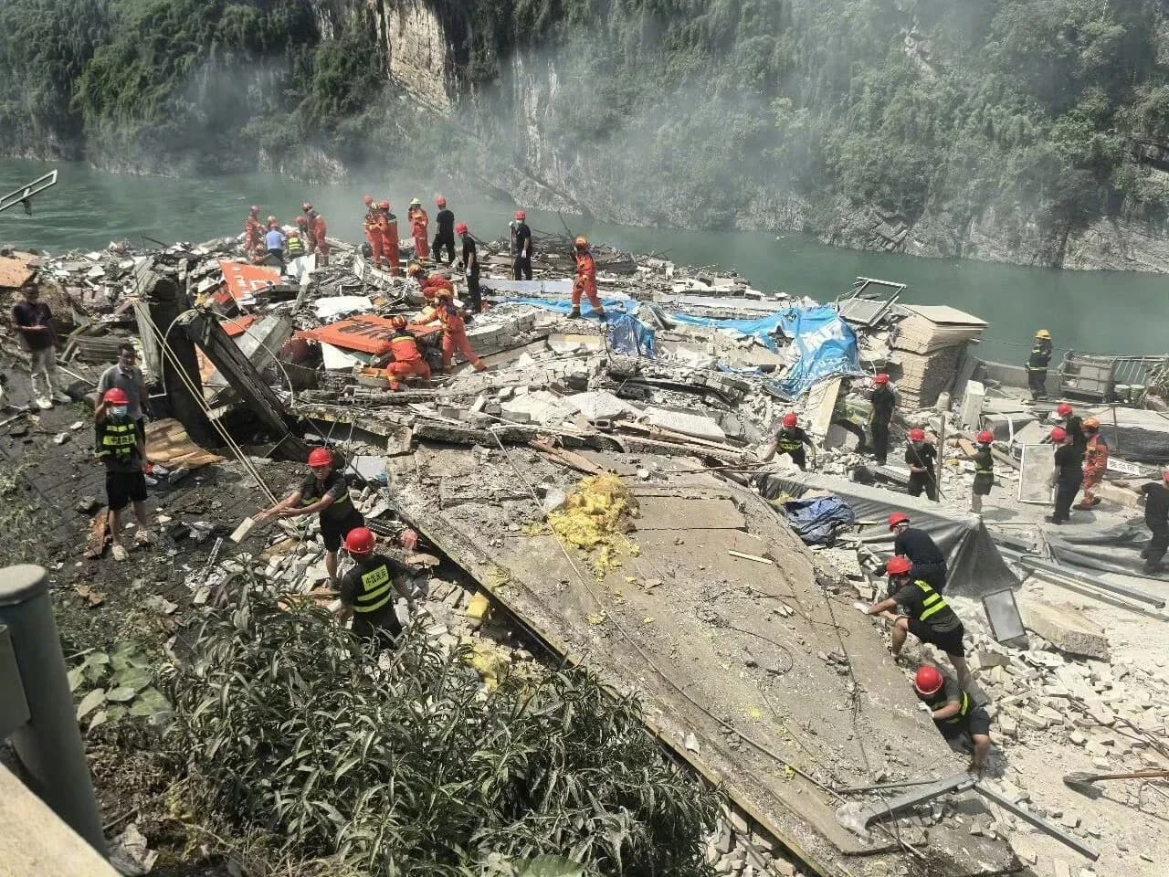 A mountain‑rock collapse struck Pengshui County, Chongqing, collapsing multiple residential buildings below.