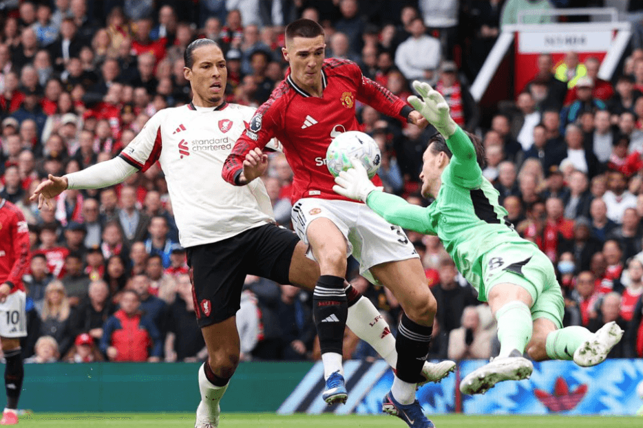 Šeško strike sparks VAR storm as United goal survives handball appeals