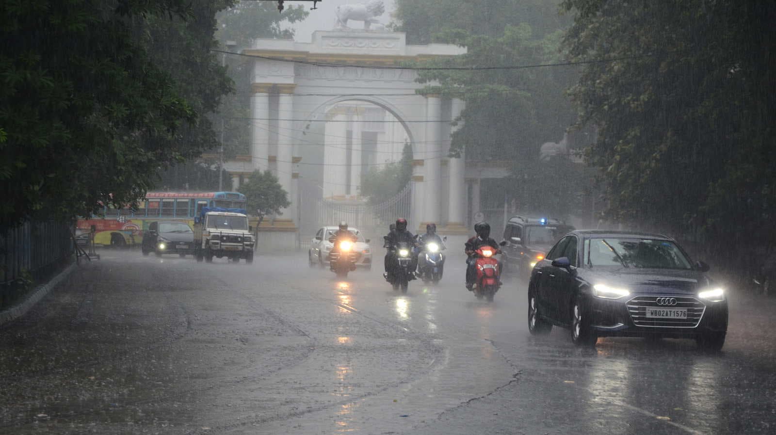 IMD sounds rain alert for Kolkata, Bengaluru; Maharashtra braces for more heatwave days