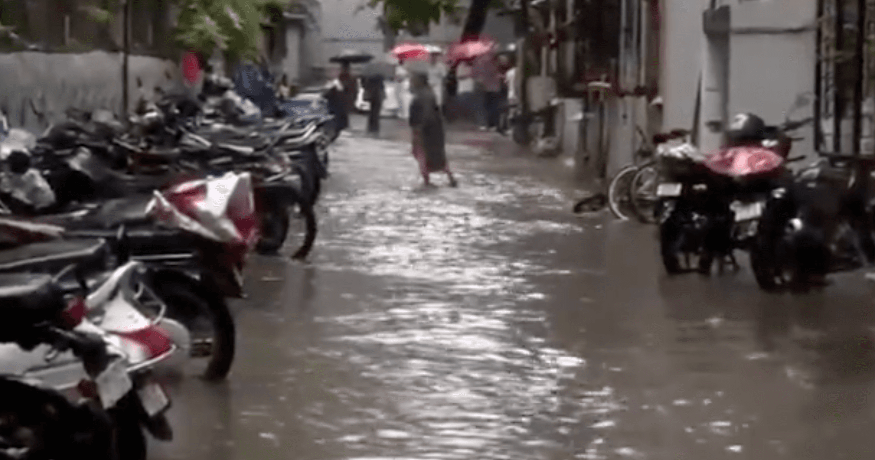 IMD forecasts heavy rain across India as Mumbai remains on alert. (ANI)