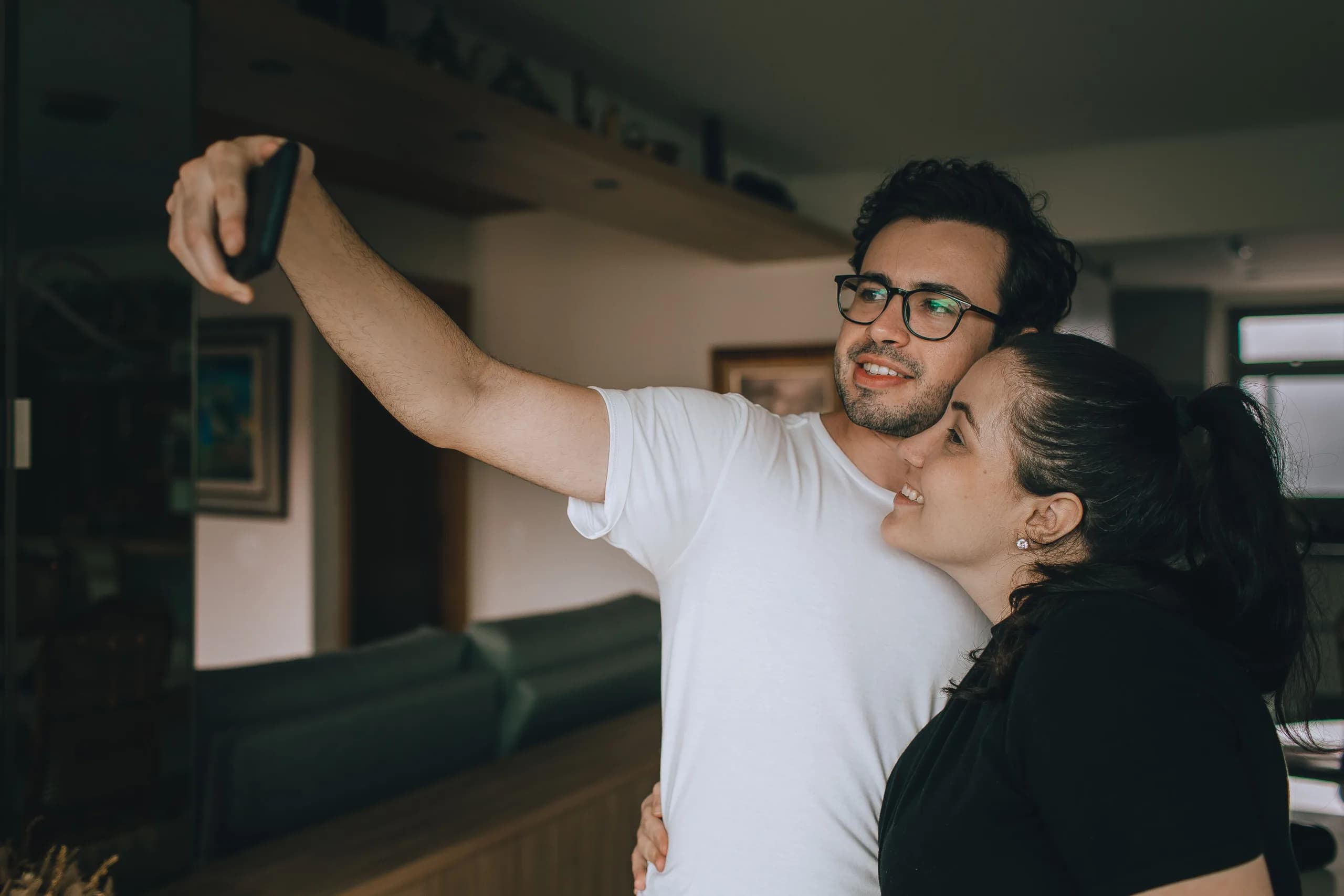 Is social media affecting your relationship? Here are seven warning signs that your love life may be turning into online content instead of genuine connection / Pexels