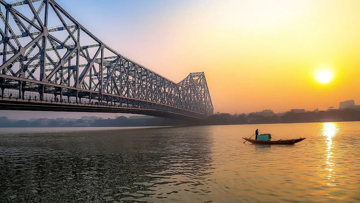 Kolkata braces for a humid weekend as IMD predicts light rain; North Bengal on alert